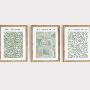 Op de afbeelding: Drie ingelijste prints met een groen en gouden bloemenpatroon. Elke print heeft de tekst "William Morris" bovenaan.