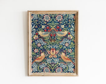 Op de afbeelding: Een ingelijste print van een vintage bloemenontwerp met vogels en bessen. Het ontwerp heeft een blauwe achtergrond met gele, rode en groene accenten.