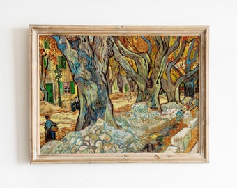 Könnte beinhalten: Ein Gemälde, das eine Straßenszene mit Bäumen, einem Haus und Menschen zeigt. Die Bäume sind in einem wirbelnden, expressiven Stil gemalt, mit dicken Pinselstrichen und leuchtenden Farben. Das Haus ist ein einfaches, zweistöckiges Gebäude mit einer grünen Tür und einem roten Fenster. Die Menschen sind kleine Figuren in der Ferne, die auf der Straße entlanggehen.