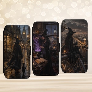 Op de afbeelding: Drie telefoonhoesjes met illustraties met een heksenthema. De hoesjes tonen een heks in een zwarte jurk en hoed, met een zwarte kat, een ketel en een stadsgezicht op de achtergrond. De hoesjes zijn ontworpen om de telefoon te beschermen.
