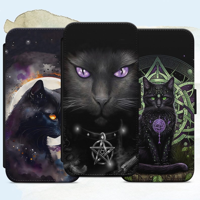 Puede incluir: Tres fundas de tel&eacute;fono de gato negro con diferentes dise&ntilde;os. La primera funda presenta un gato negro con ojos morados y un pentagrama. La segunda funda presenta un gato negro con ojos verdes y un pentagrama. La tercera funda presenta un gato negro con una luna y estrellas.