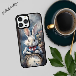 Może przedstawiać: Czarne etui na iPhone z białym królikiem trzymającym kieszonkowy zegarek. Królik ma na sobie niebieską kamizelkę i czerwony krawat. Tło to fantazyjna ilustracja.