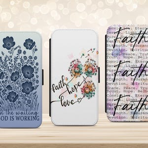 Może przedstawiać: Trzy etui na telefon z inspirującymi wzorami. Jedno etui przedstawia niebieskie kwiaty i napis "in the waiting GOD IS WORKING". Inne ma słowa "faith hope love" z motywem dmuchawca. Trzecie etui ma słowo "Faith" i inspirujące słowa.