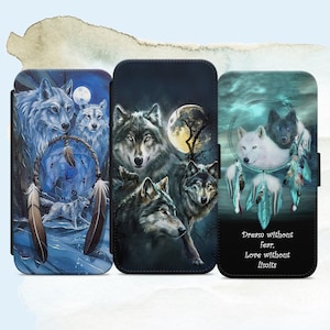 Op de afbeelding: Drie telefoonhoesjes met verschillende wolfontwerpen. De eerste hoes heeft een blauwe en witte wolf met een droomvanger. De tweede hoes heeft een grijze wolf met een volle maan op de achtergrond. De derde hoes heeft een witte en zwarte wolf met een droomvanger en de tekst "Droom zonder angst, Liefde zonder grenzen".