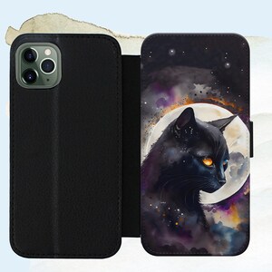 Puede incluir: Funda de tel&eacute;fono negra con una ilustraci&oacute;n de acuarela de un gato negro con ojos amarillos frente a una luna y estrellas.