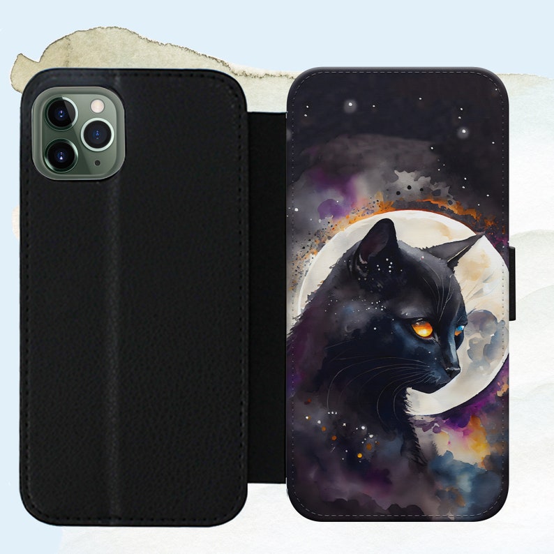 Puede incluir: Funda de tel&eacute;fono negra con una ilustraci&oacute;n de acuarela de un gato negro con ojos amarillos frente a una luna y estrellas.