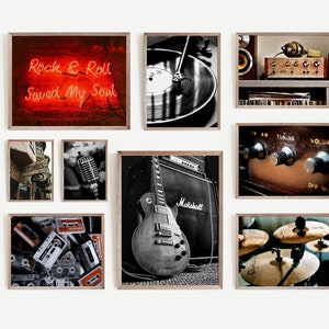 Puede incluir: Un collage de nueve imágenes enmarcadas con imágenes de temática musical. Las imágenes incluyen un letrero de neón que dice "Rock & Roll Saved My Soul", un micrófono vintage, una guitarra, un tocadiscos, una batería y un amplificador vintage.