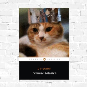 Könnte beinhalten: Ein Buchcover mit einer Comic-Katze, die eine Krone trägt. Der Titel des Buches lautet "Purrince Cats pian" von C.S. Lewis. Das Buch ist Teil der Penguin Classics-Reihe.