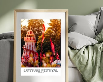 Puede incluir: Un póster con una fotografía de un paseo de carnaval rojo y blanco a rayas en un campo con banderas rojas. El texto "LATITUDE FESTIVAL SUFFOLK" está en la parte inferior del póster.