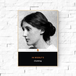 Może przedstawiać: Czarno-białe zdjęcie Virginii Woolf, znanej autorki, na okładce książki. Okładka jest dla wydania Penguin Classics "In Woolf's Clothing".