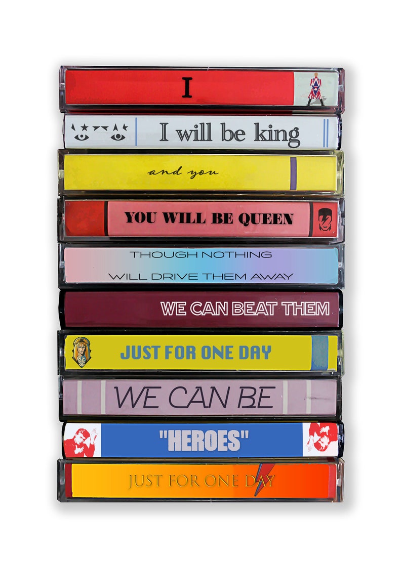 Może przedstawiać: Stos ośmiu kaset magnetofonowych z kolorowymi etykietami i tekstem. Tekst na etykietach brzmi: "I", "I will be king", "and you", "YOU WILL BE QUEEN", "THOUGH NOTHING", "WILL DRIVE THEM AWAY", "WE CAN BEAT THEM", "JUST FOR ONE DAY", "WE CAN BE", "HEROES", "JUST FOR ONE DAY".