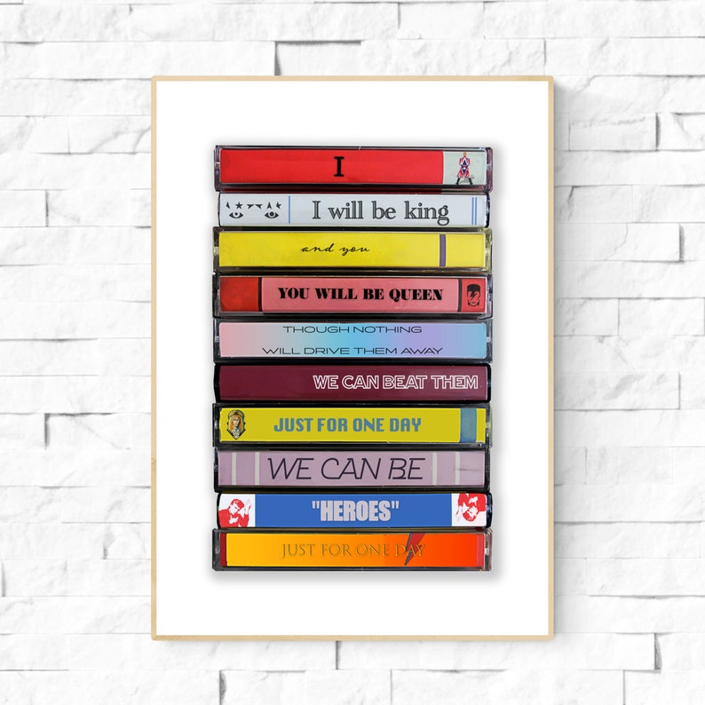 Może przedstawiać: Stos kaset magnetofonowych z tekstem piosenki "Heroes" Davida Bowie. Tekst na kasetach brzmi: "I will be king and you, You will be queen, Though nothing will drive them away, We can beat them, Just for one day, We can be "Heroes", Just for one day."