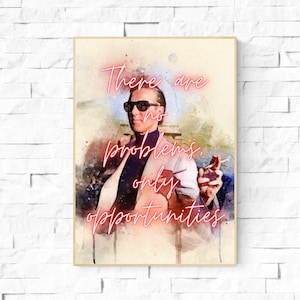 Può includere: Un dipinto ad acquerello di un uomo in un abito rosa e occhiali da sole. Lo sfondo è un lavaggio ad acquerello sfumato di rosa, blu e verde. Il testo "There are no problems, only opportunities" è scritto in lettere al neon rosa.