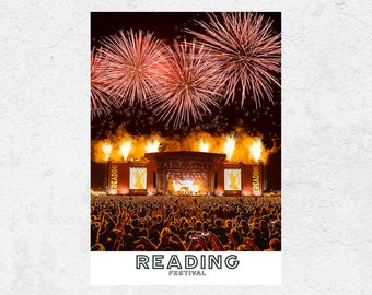 Puede incluir: Una gran multitud de personas en un festival de música con un escenario en el fondo. Los fuegos artificiales explotan en el cielo nocturno sobre la multitud. Las palabras "READING FESTIVAL" están impresas en blanco sobre un fondo negro en la parte inferior de la imagen.