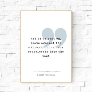 Puede incluir: Una cita imprimible de F. Scott Fitzgerald: "And so we beat on, boats against the current, borne back ceaselessly into the past."