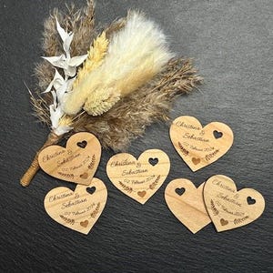 Houten hangertje cadeaukaartje gepersonaliseerde naam datum hart gast cadeaukaartje donker