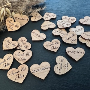 50 Streudeko Holz Herz personalisierte Tischdeko Braut-Bräutigam Name Datum Wunschnamen Hochzeit Streudeko Streuherzen Deko 3-cm