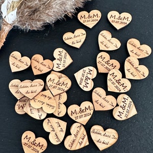 50 decorazioni da tavolo a forma di cuore in legno con le iniziali degli sposi + data + È bello che tu sia qui! Decorazione personalizzata con cuori sparsi per matrimonio da 2 cm