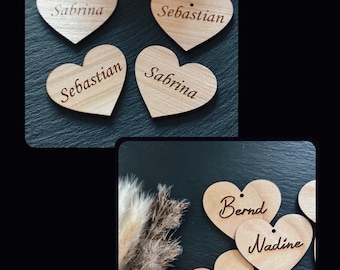 Houten hartvormige plaatskaarten, tafeldecoratie met individueel gegraveerde naam, gepersonaliseerde harten, strooiharten, bruiloft, verjaardag, plaatskaarten