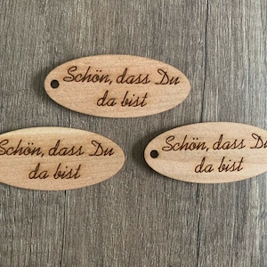 Etichetta regalo con ciondolo in legno. È bello che tu sia qui. Etichetta regalo ovale per gli ospiti a forma di cuore