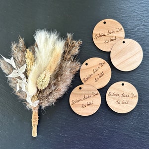 Etichetta regalo con ciondolo in legno. È bello che tu sia qui, etichetta regalo per gli ospiti in cerchio rotondo