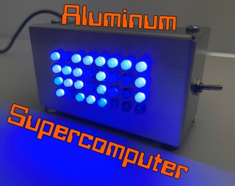 Kleiner Supercomputer im Alugehäuse - Retro Computer - mit zufälligen Blinklichtern blauen, grünen, weißen, roten, gelben oder RGB-LEDs
