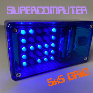 Puede incluir: Una caja de plástico transparente azul con una cuadrícula de luces LED azules en su interior. La caja tiene escrito "SUPERCOMPUTER" en la parte superior y "SHS GRID" en la parte inferior.
