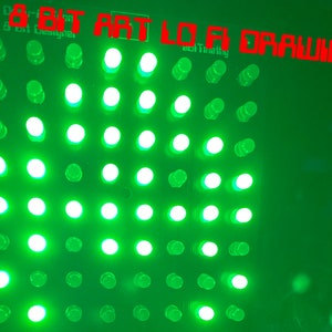 Puede incluir: Una rejilla de luz LED verde con 64 luces dispuestas en una cuadrícula de 8x8. Las luces están encendidas y forman un patrón. El texto "8-BIT ART LO-FI DRAWING" está escrito en rojo sobre la cuadrícula.