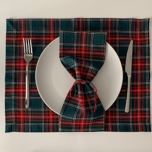 Green Tartan Christmas Placemat: Cabin Plaid Table Decor