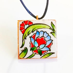 bloemenketting, ketting met keramische kunstwerken, geschilderde keramische hanger, keramische hanger met bloemen, ketting met handverf, hanger met aardewerkkunstwerk