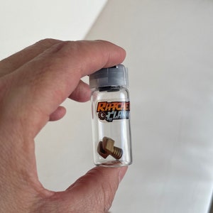 Miniatura de Ratchet and Clank Bolt en una botella