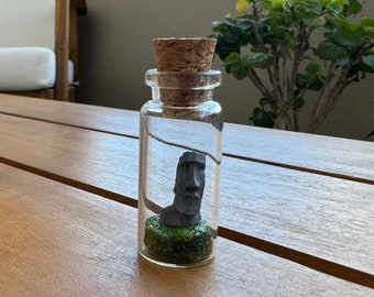 MOAI miniatura resina 3D impresa y pintada a mano