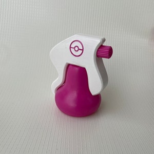 Puede incluir: Botella de spray de pl&aacute;stico blanco con una base rosa y un logotipo de Pokeball rosa en el lateral.