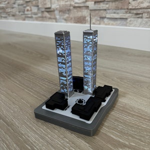 Modelo impreso en 3D de las Torres Gemelas con luz