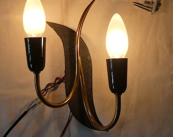 Klassische zweiflammige Wandlampe, frühe 50er. schwarz gespritztes Metall, Messinghalter, Halterung Glühbirnen Kunststoff, Zugmechanismus