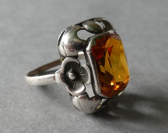 Attraktiver Ring, 900er Silber, schön geschliffener orange-brauner Quarz, Blütendekor, sehr schön, Mid Century.