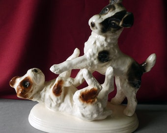Zwei hübsche Terrier beim Spiel, handbemaltes Porzellan, Sitzendorfer Porzellanmanufaktur, Thüringen, seit 1850, ca. 1970