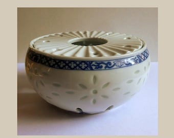 Doskonale zachowany podgrzewacz porcelanowy z dekoracją w kształcie ziaren ryżu, japoński, zabytkowy