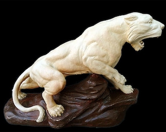 Außergewöhnliche Darstellung einer Großkatze - Panther oder Puma - Terrakotta-Skulptur des italienisch-belgischen Bildhauers Armand Fagotto.