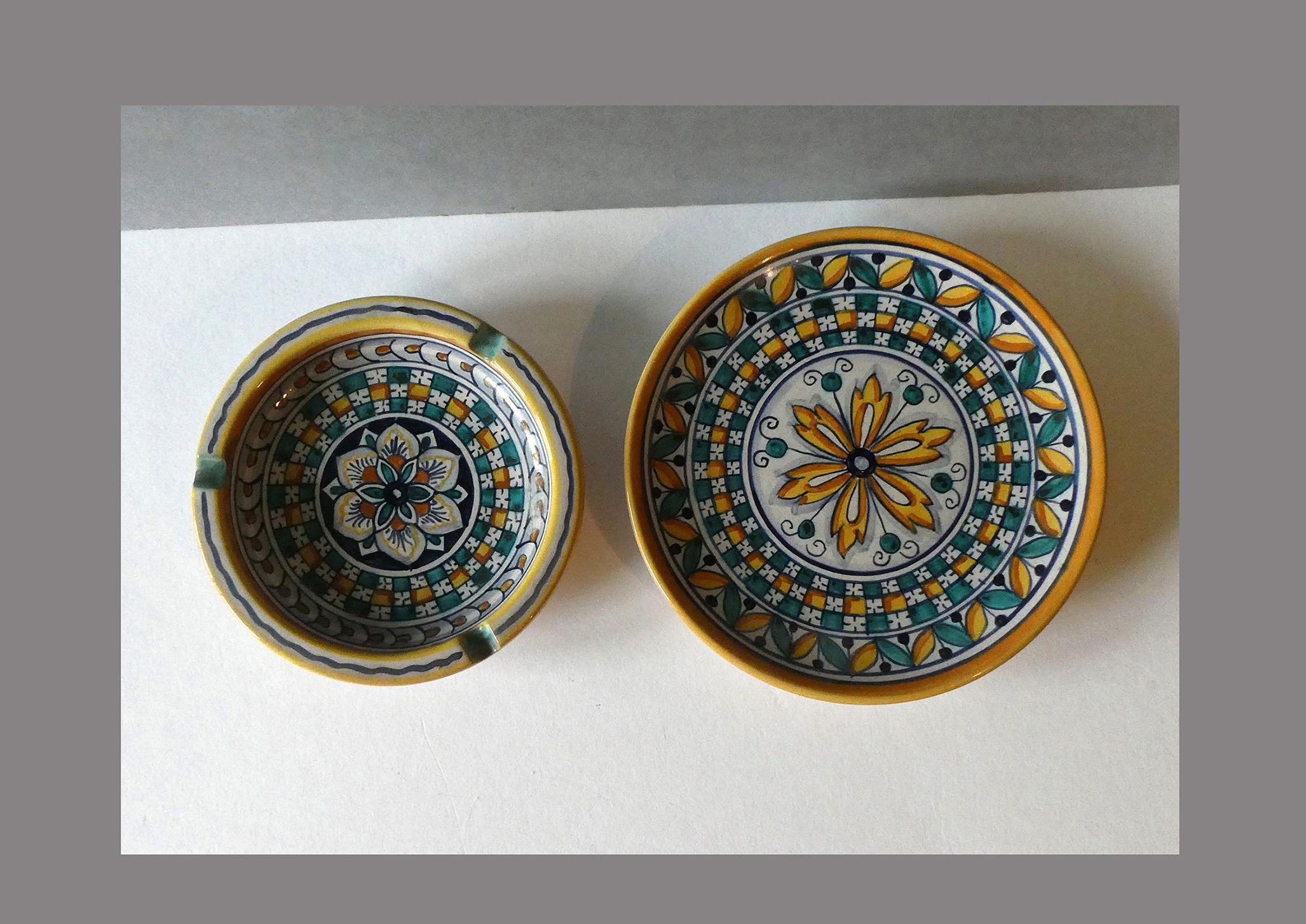 Mediterranean ashtray made of hand-painted ceramic and matching plate, signed, Marcucci pottery, Deruta, Umbria/Italy 1980s.