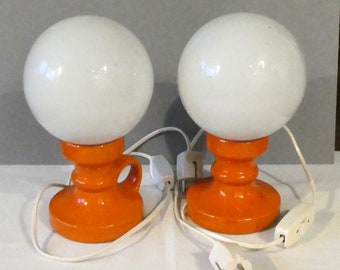 Zwei attraktive Vintage Tischlampen aus den 1960ern oder 1970ern, orangefarbener Keramik-Fuss, Ballon-Glas