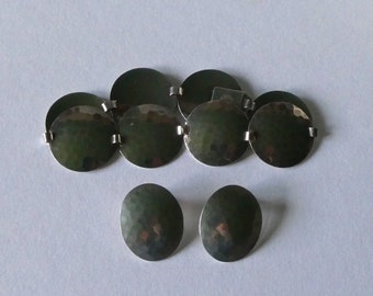 Seltenes stilvolles Set, Niels Erik From: Armband / Ohrklipse, Hammerschlag-Optik, Sterling Silber, 925er, Handarbeit, Dänemark 1960er.