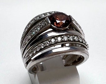 Beeindruckender Ring, 925er Silber, schön geschliffener brauner Rauchquarz, zahlreiche Diamonique-Steine, Mehrfachoptik, Deutschland 1980er.
