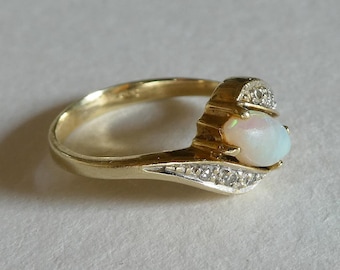 Cute opal ring, diamonds, 14k gold (hallmarked), vintage. Excellent condition.