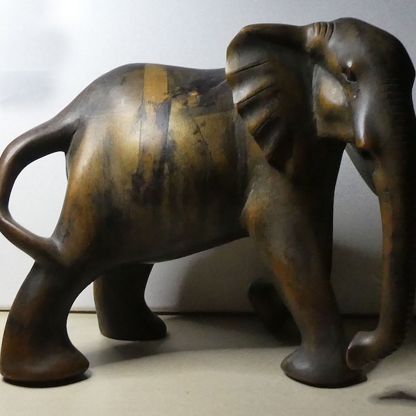 Großer geschnitzter Elefant, Figur aus Tropenholz, Afrika 1970er Jahre, sehr guter Zustand!