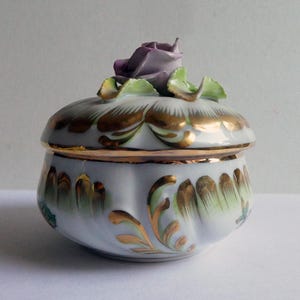 Niedliche Bonboniere von Herend, Ungarn, Rosenknauf, Porzellan handbemalt mit Goldauflagen, 1960er Jahre.