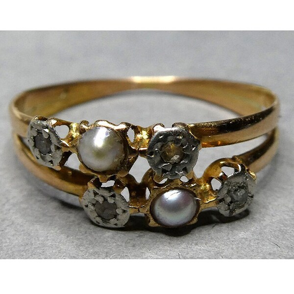 Zarter Ring, 18 Karat Rosé-Gold, Frankreich um 1900 bis 1910, mit 2 Perlen und 4 kleinen Diamanten im Rosenschliff, Fassung aus Platin