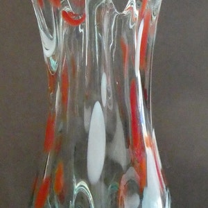 Schöne Zipfelvase im Murano-Stil, orange, weiße, blaue Tupfen auf klarem Glas