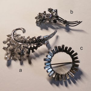 3 schöne Broschen aus den 1950ern, Silber und Metall rhodiniert, Zirkonia, Markasit, Perle.