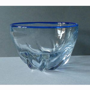 Seltene Kristallschale von Orrefors, transparent mit blauem Rand, Design Eva Englund